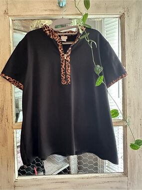 (A36)Chico's zenergy | Black Short Sleeve Top with Leopard Trim